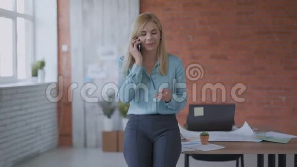 4K成功的商务女性在她自己的办公室打电话一个女人在电话会议上视频的预览图