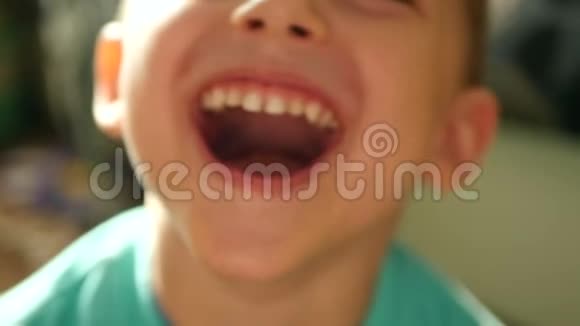 幼儿表现情绪笑快乐快乐微笑儿童面部特写笑口牙视频的预览图