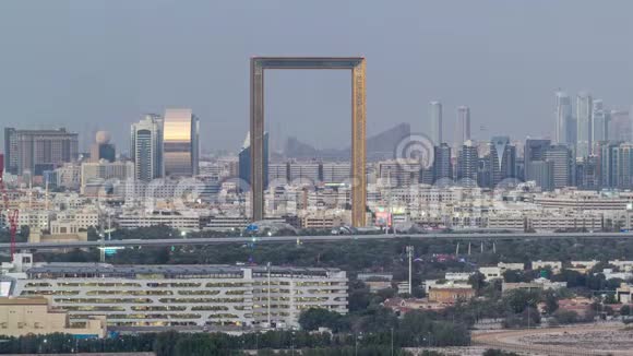在迪拜的迪拉和沙迦地区的天际线景色白天到晚上日落后阿联酋视频的预览图