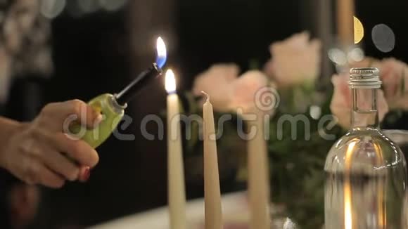 女孩在烛台上点蜡烛浪漫的烛光晚餐视频的预览图