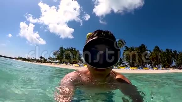 男人戴着面具潜入水中吹出气泡视频的预览图