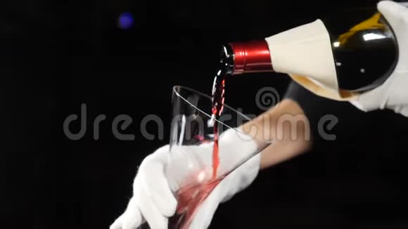 酒庄的概念红酒倒在深色背景下的酒壶里将红色酒瓶的颈部倒入视频的预览图