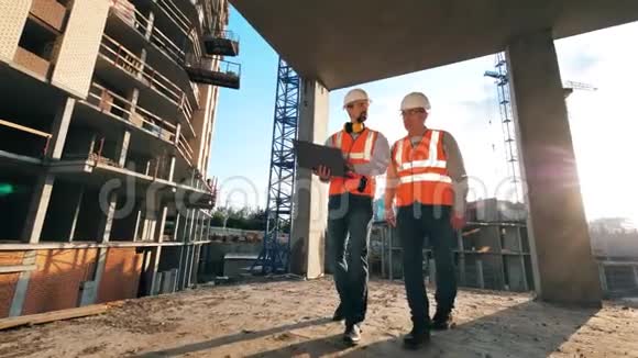 城市项目工地男工步行视频的预览图