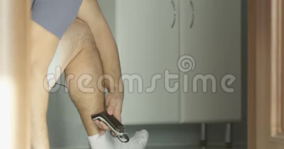 男子剃腿毛在浴室近距离拍摄红色史诗视频的预览图