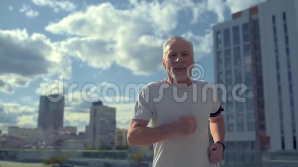 在城市周围奔跑的快乐老人视频的预览图