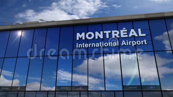 在蒙特利尔降落的飞机在候机楼内视频的预览图