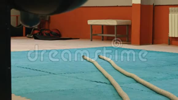 健身房的内部地板上的绳子视频的预览图