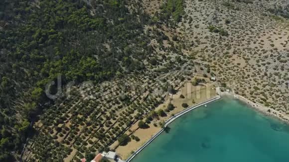 空中无人机全景视频著名的异国天堂岛与山脉和BaySimi视频的预览图
