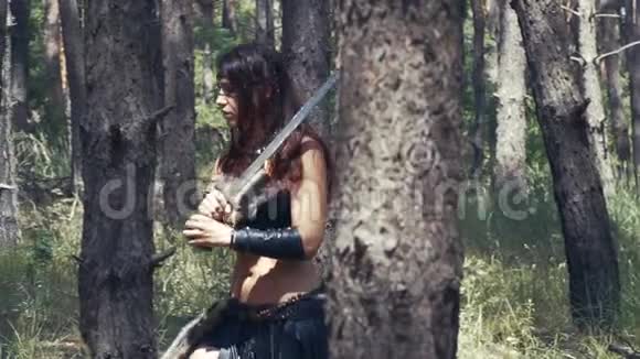 一个手拿剑的黑发野蛮女人的慢镜头视频的预览图