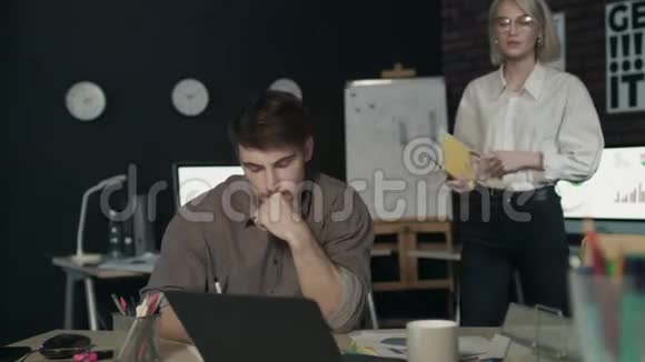 女老板批评年轻的专家在黑暗的办公室工作不良工作视频的预览图