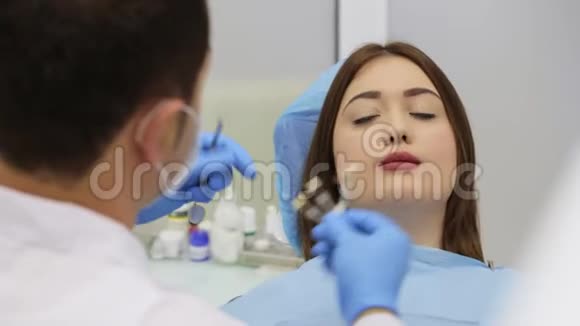 牙医正在从激光漂白牙齿样品中选择牙齿颜色视频的预览图