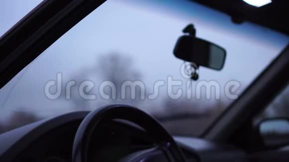 困难驾驶条件下的汽车挡风玻璃挡风玻璃雨刷视频的预览图