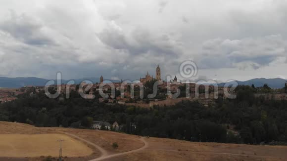 AlcazardeSegovia位于建筑物周围的田野中西班牙塞戈维亚视频的预览图