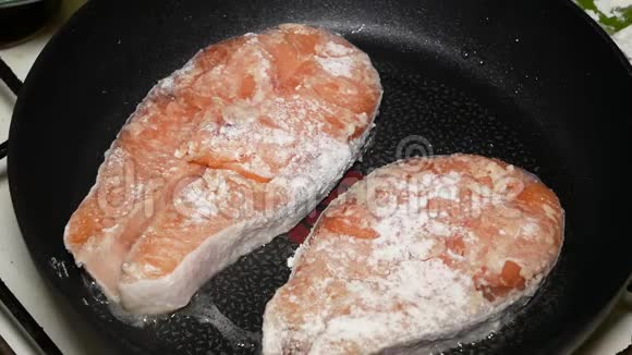 在煎锅里准备健康的鲑鱼午餐视频的预览图