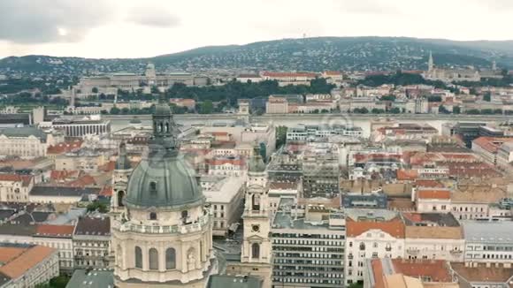 布达佩斯的城市景观和圣斯蒂芬巴西利卡的穹顶视频的预览图