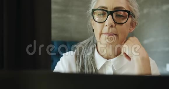 有笔记本电脑的老年妇女视频的预览图