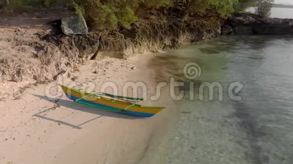 独木舟在一个野生沙滩上有藻类和半透明的蓝色水从上面看视频的预览图