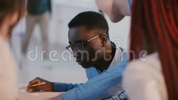 中镜头的年轻多民族商业伙伴合作团队会议非裔美国男性员工微笑视频的预览图