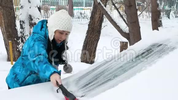 女孩在雪地上擦车视频的预览图