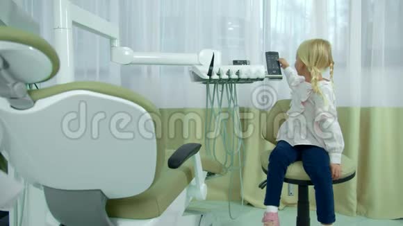 小女孩在诊所玩控制面板视频的预览图