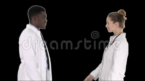 两位年轻医生握手阿尔法频道视频的预览图