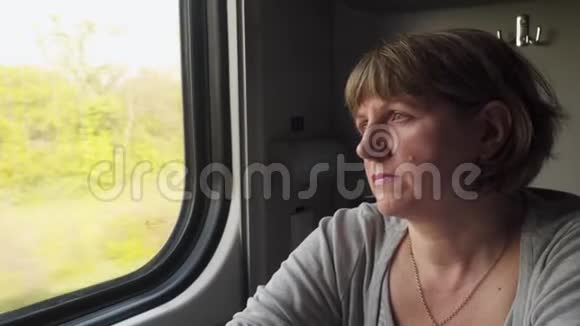 坐在火车窗口的女人视频的预览图