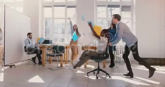 慢动作成功的非裔美国上班族妇女坐在椅子上玩得开心在健康的办公室里庆祝视频的预览图