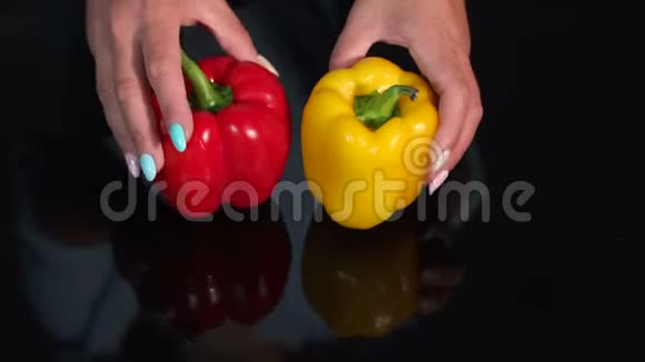 一个女人在一张黑面红黄胡椒的桌子上做特写视频的预览图