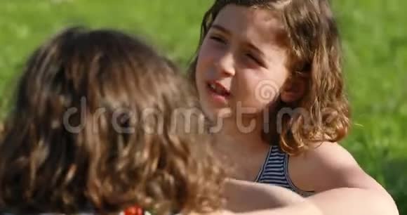 一个女孩在花园里和B姑娘说话视频的预览图