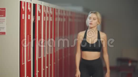 运动的女人在锻炼后走进更衣室视频的预览图