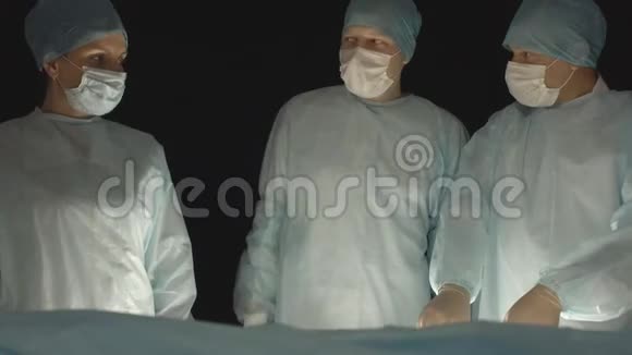 三名外科医生一男一女做手术切除前列腺腺瘤和精索静脉曲张纤维腺瘤视频的预览图