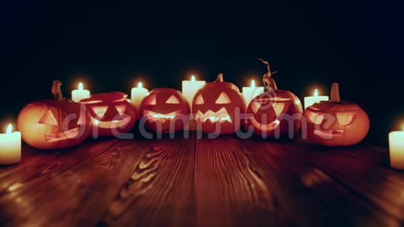 放大带蜡烛的万圣节南瓜视频视频的预览图