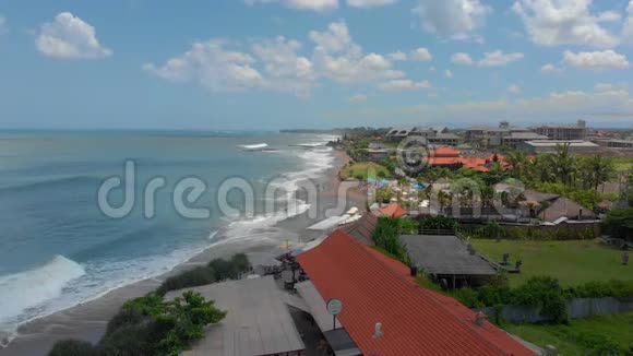 印度尼西亚巴厘岛巴图博隆海滩的鸟瞰图视频的预览图