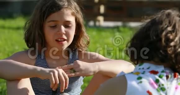 一个女孩在花园里和B姑娘说话视频的预览图