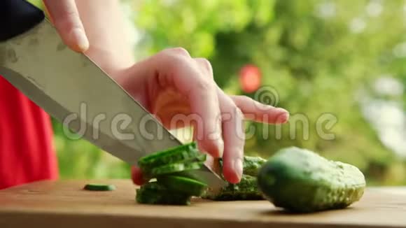 熟练的女人手拿金属刀切黄瓜视频的预览图