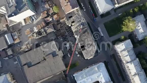 城市地区建筑工地的塔吊从高处射击视频的预览图