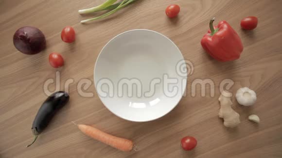 把白盘子里的黄柠檬放在一张木制桌子上上面有蔬菜的顶视图视频的预览图