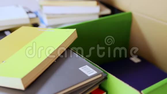 用彩色纸板箱包装书籍视频的预览图