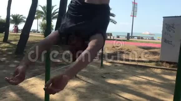 健身时间懒汉在水平杆上打砖吊顶脚视频的预览图