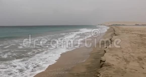有沙丘进入大海的长沙滩视频的预览图