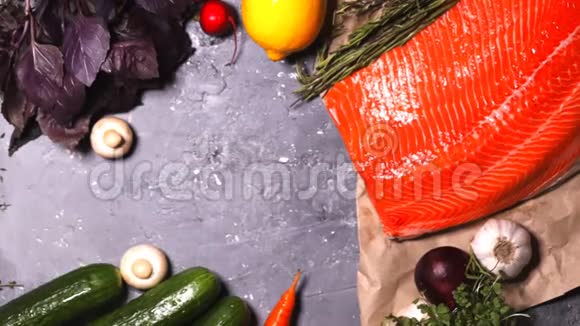 桌子上的蔬菜和红鱼秋天的调味品和樱桃小番茄视频的预览图