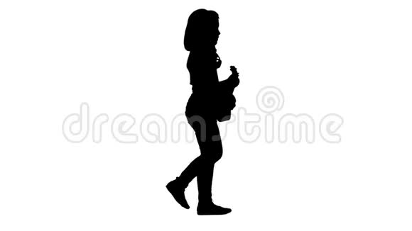 一个小女孩手里拿着四弦琴走路视频的预览图