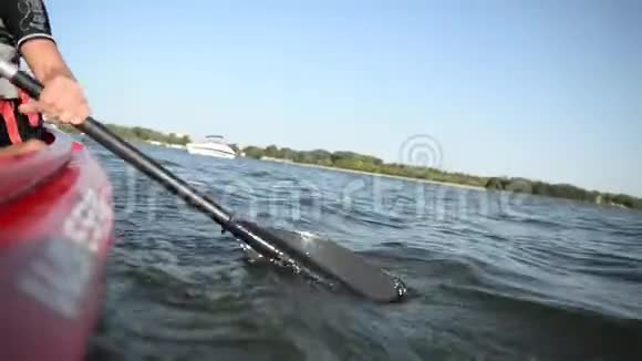在河上漂浮的皮艇上的人视频的预览图