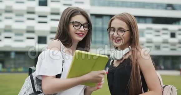 两位快乐的白种人年轻女性最好的朋友在户外玩耍拥抱和欢笑的画像视频的预览图