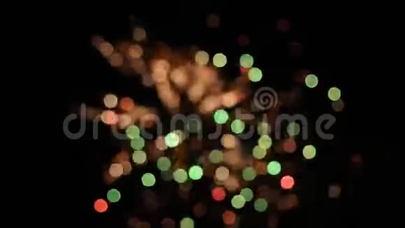 夜空中的烟花在模糊中拍摄视频的预览图