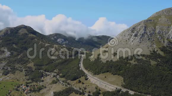 时光流逝黑山国家公园洛文云浮在山峰上NArs在路上行驶美丽的风景视频的预览图