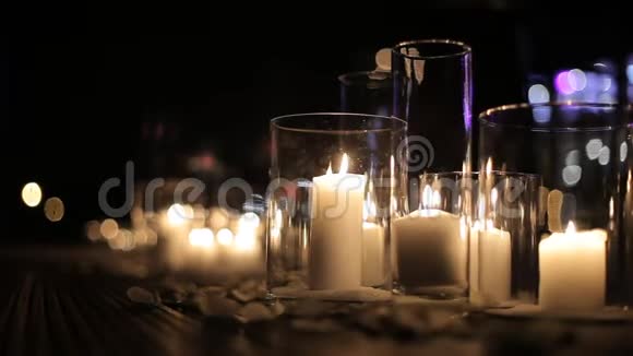在玻璃瓶里烧蜡烛大型蜡烛在玻璃瓶中燃烧大厅浪漫的夜晚视频的预览图