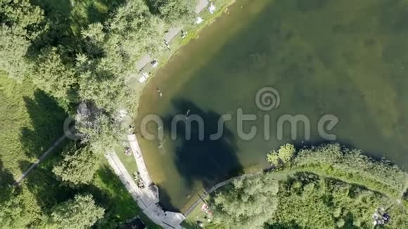 人们在湖边休息在绿水中沐浴视频的预览图