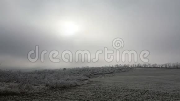 冬天里山上的一块空地上有雾时间灯塔视频的预览图