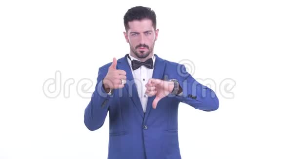 困惑的年轻大胡子商人在竖起大拇指和竖起大拇指之间做出选择视频的预览图